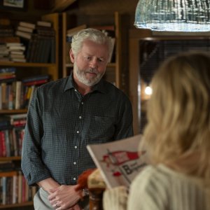 L'estate dei segreti perduti. Il patriarca Sinclair in una scena.