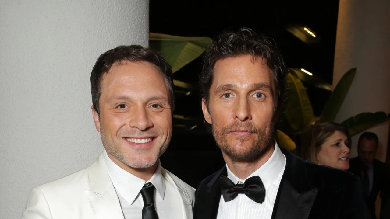 Una foto di Matthew McConaughey e Nic Pizzolatto