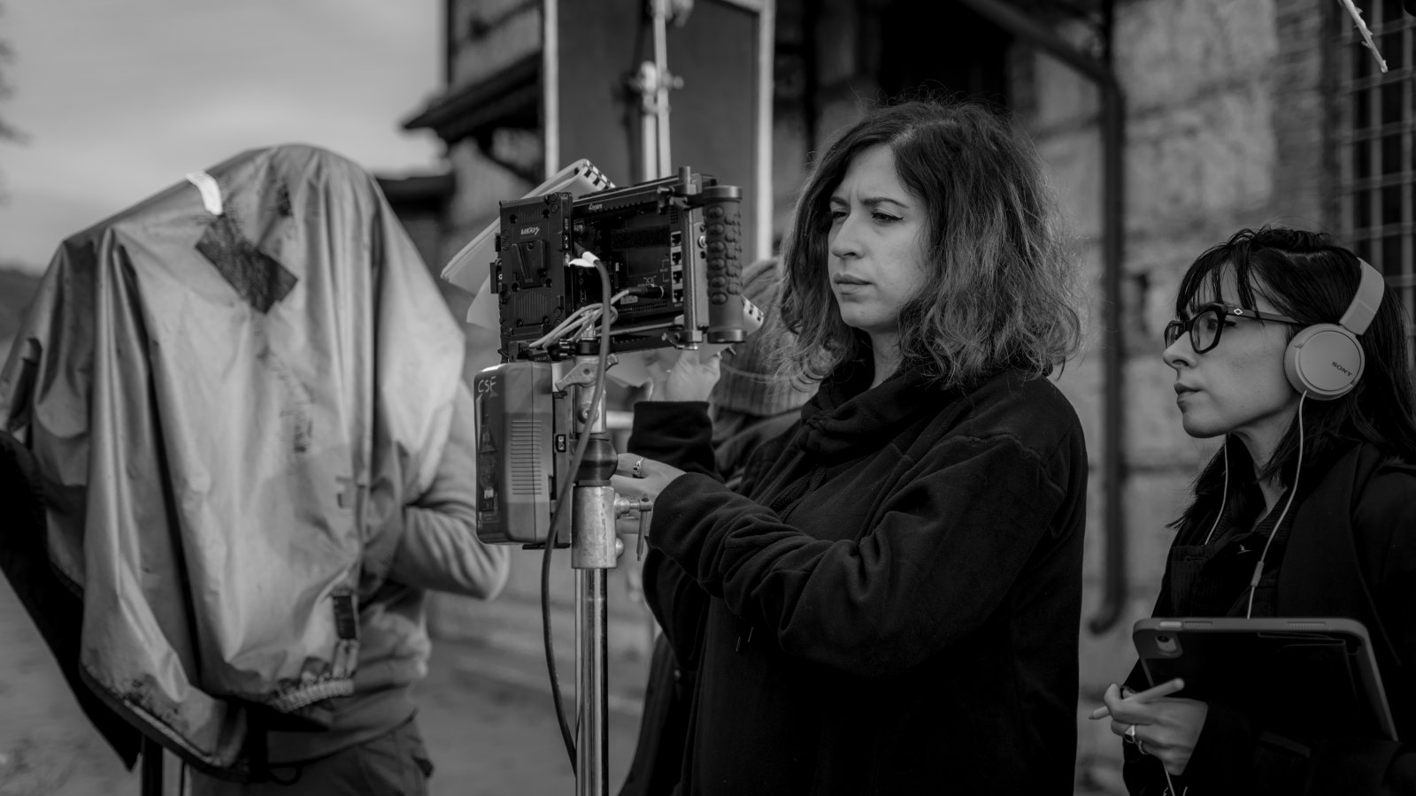 Mara Fondacaro insieme alla segretaria di edizione Sabrina Viggiano sul set