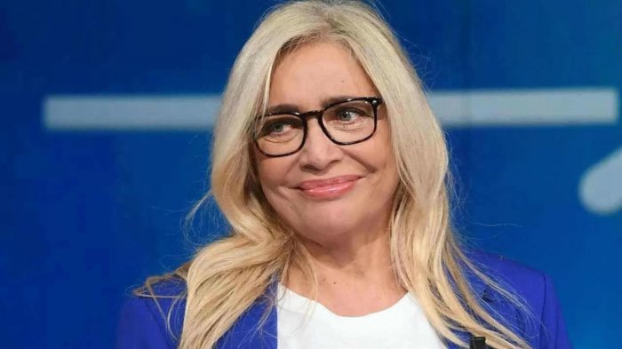 Mara Venier conquista la HBO: la sua intervista ad Amanda Lear finisce in un documentario USA