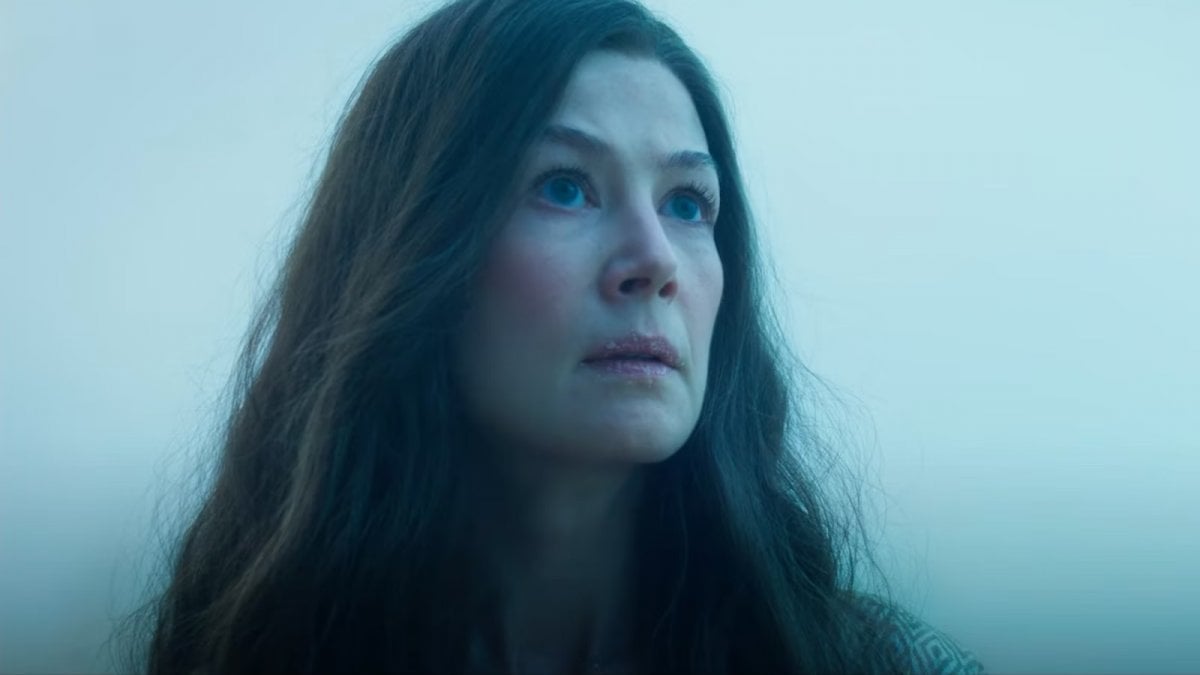 la ruota del tempo cancellata il commento amaro di rosamund pike