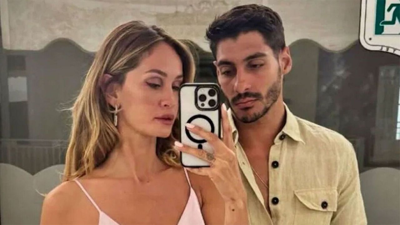 Helena e Javier si fanno un selfie