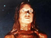 Carrie: al via le riprese della serie horror di Mike Flanagan tratta da Stephen King, primo sguardo al logo