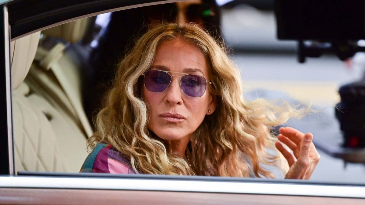 Sarah Jessica Parker difende Carrie Bradshaw: "Ha sbagliato spesso, ma è stata giudicata troppo duramente" Sarah Jessica Parker difende Carrie Bradshaw: "Ha sbagliato spesso, ma è stata giudicata troppo duramente"