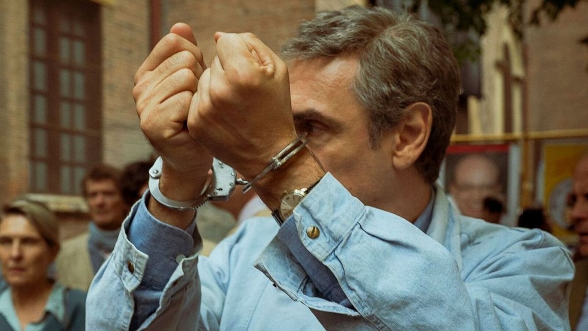 Enzo Tortora in manette nelle prime immagini di Portobello, la serie di Marco Bellocchio in arrivo nel 2026