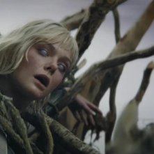 Predator: Badlands, il sintetico interpretato da Elle Fanning in una scena