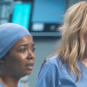 Grey's Anatomy 21. Alexys Floyd e Piper Perabo durante la situazione ostaggio nel finale.