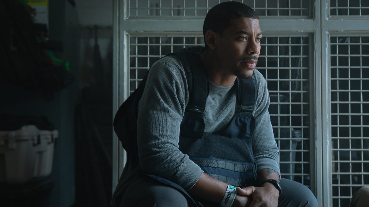 Aaron Pierre in una scena di Rebel Ridge