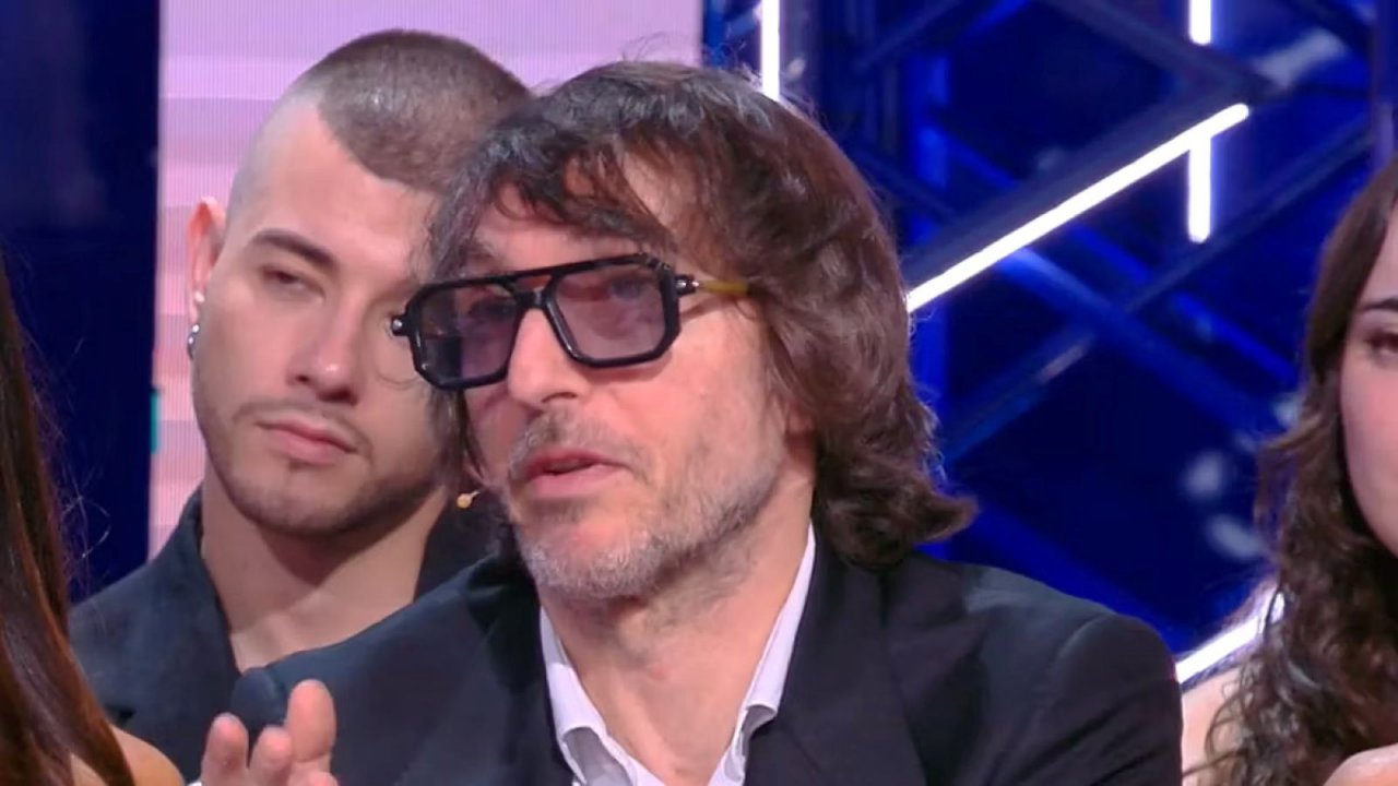 Giuseppe Cruciani nello studio de L'Isola dei Famosi