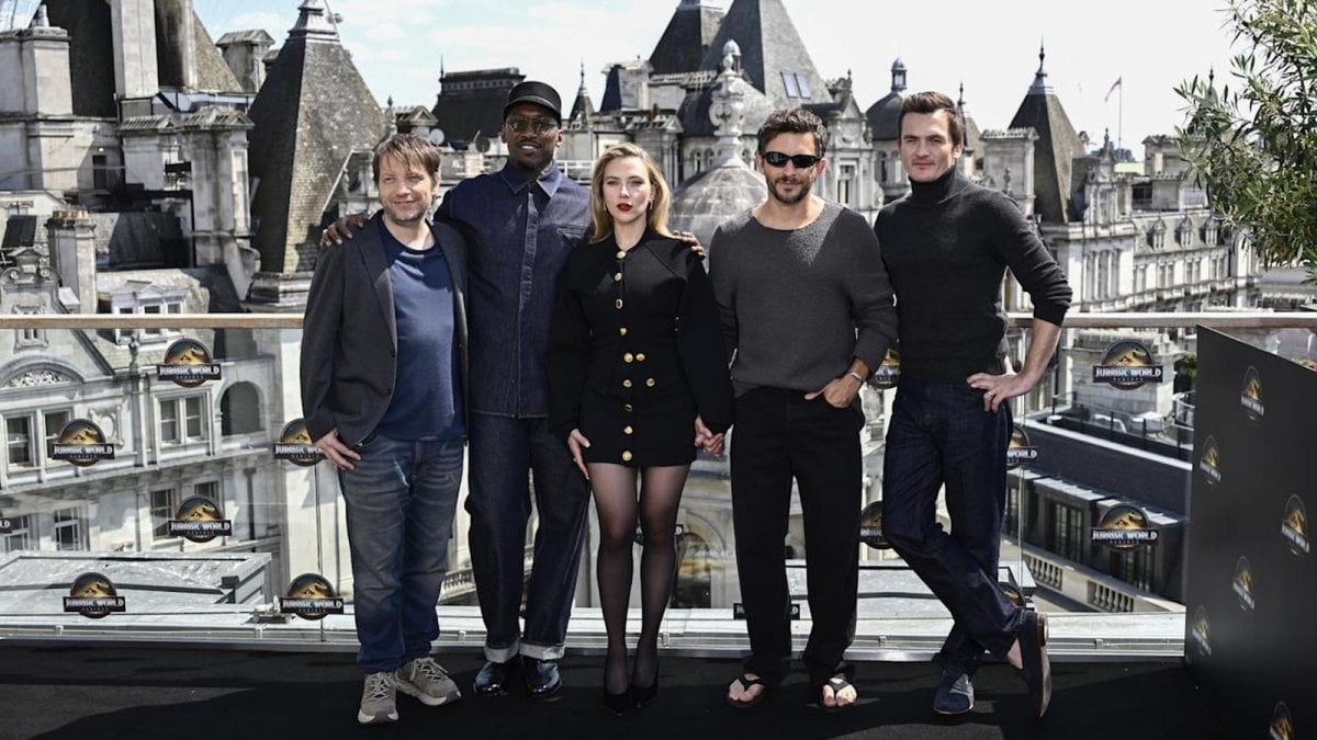 jurassic world la rinascita le infradito di jonathan bailey alla premiere fanno impazzire i fan