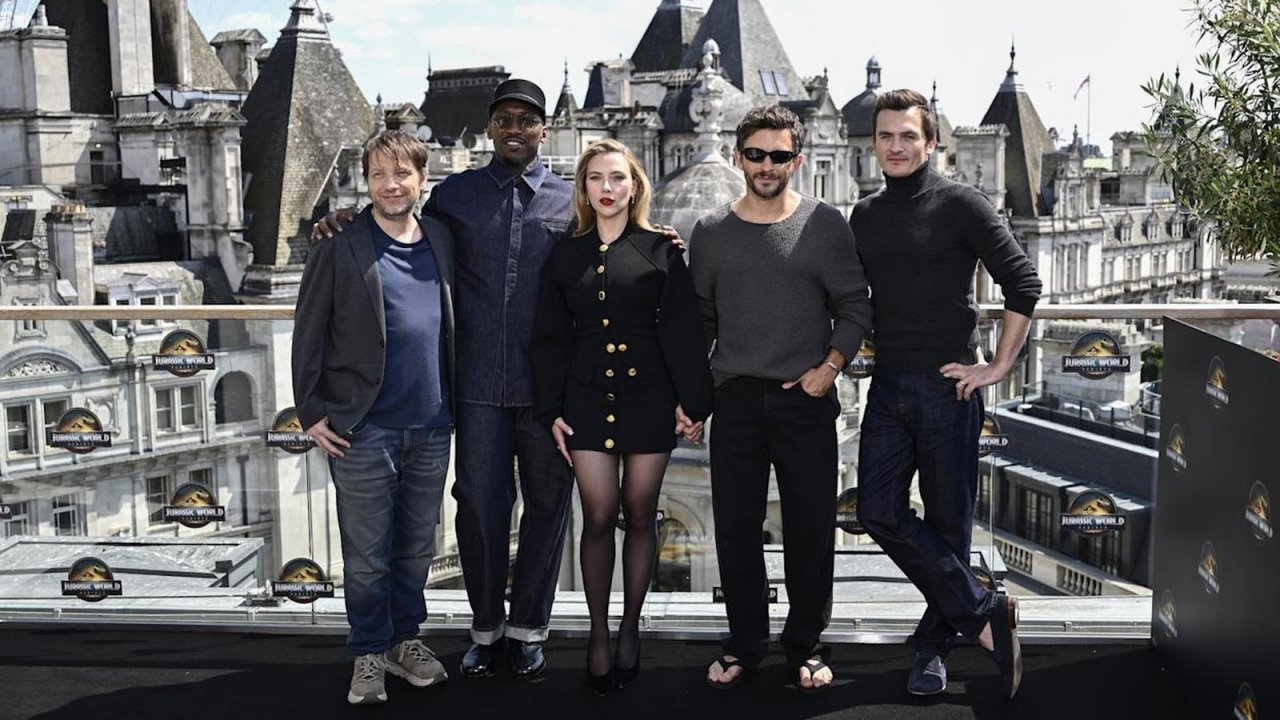 Jurassic World - La Rinascita, le infradito di Jonathan Bailey alla premiere fanno impazzire i fan