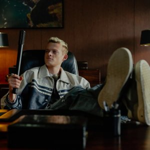 Anson Boon in una scena di MobLand.