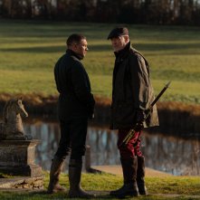 MobLand. Tom Hardy e Pierce Brosnan in una scena della serie.