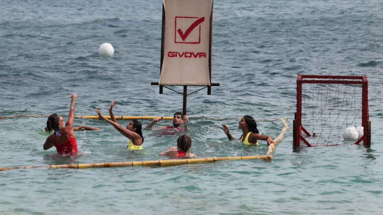 I naufraghi mentre giocano alla Pelota Honduregna