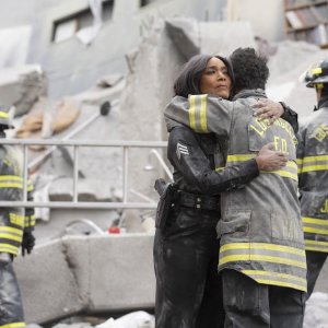 9-1-1. Angela Bassett in una scena del finale dell'ottava stagione.