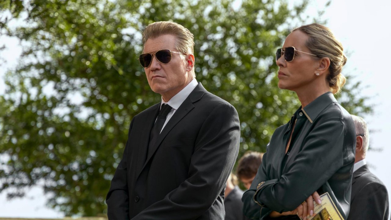 The Waterfront, recensione: i ragazzi di Dawson’s Creek sono adulti (e criminali) nella soap estiva Netflix