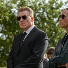 The Waterfront: Holt McCallany e Maria Bello con gli occhiali da sole