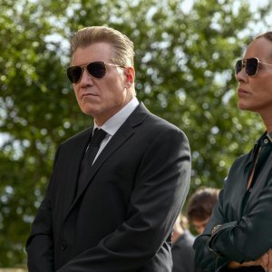 The Waterfront: Holt McCallany e Maria Bello con gli occhiali da sole
