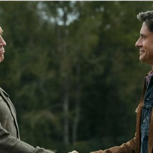 The Waterfront: la stretta di mano tra Holt McCallany e Topher Grace