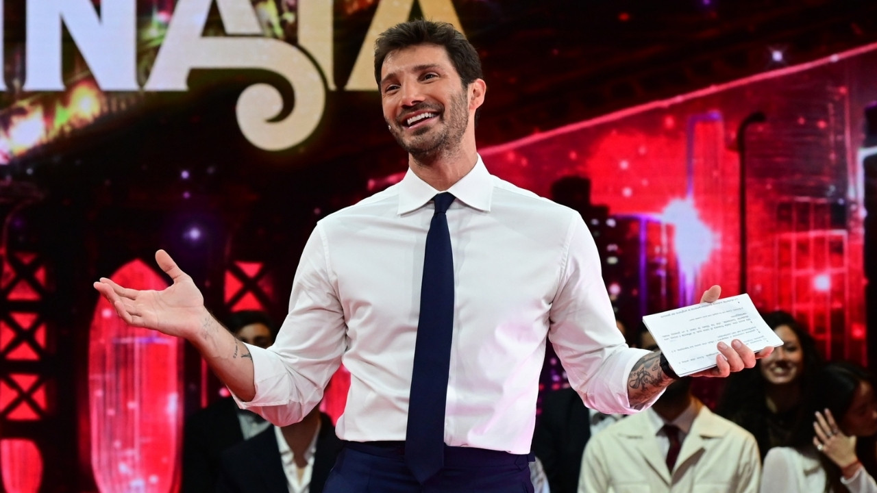 Stefano De Martino durante una puntata di Stasera tutto è possibile