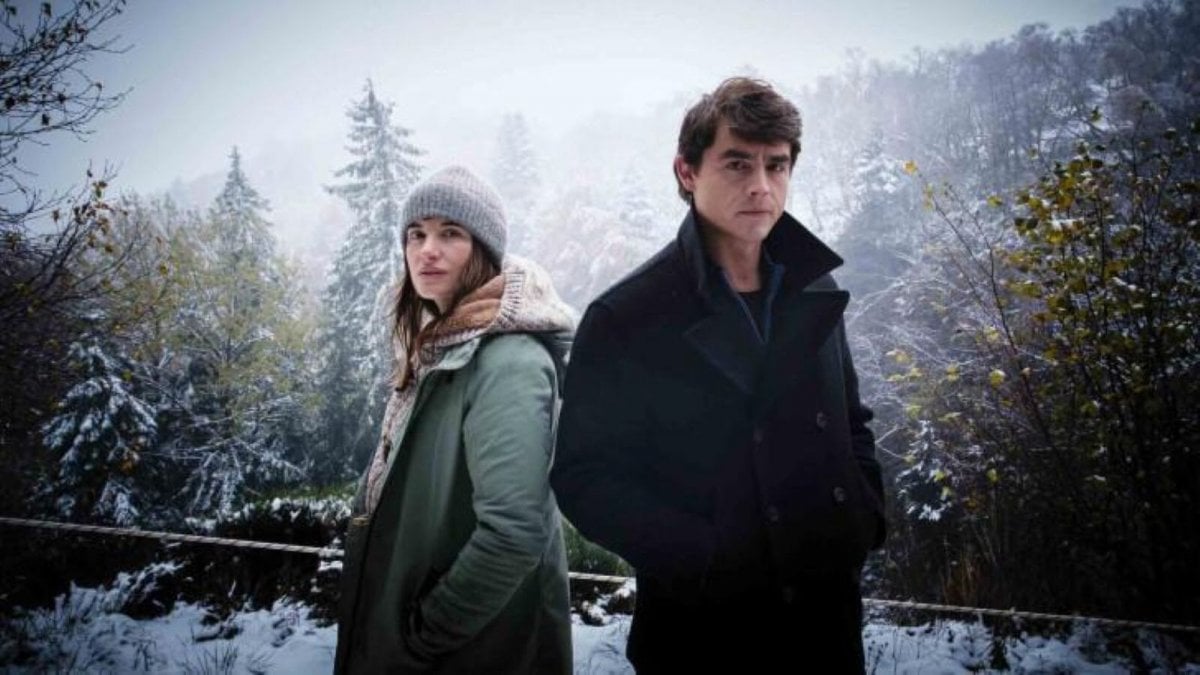 Stasera su Rai 2 Il Lago della vendetta: trama e cast del giallo francese in prima visione TV Stasera su Rai 2 Il Lago della vendetta: trama e cast del giallo francese in prima visione TV