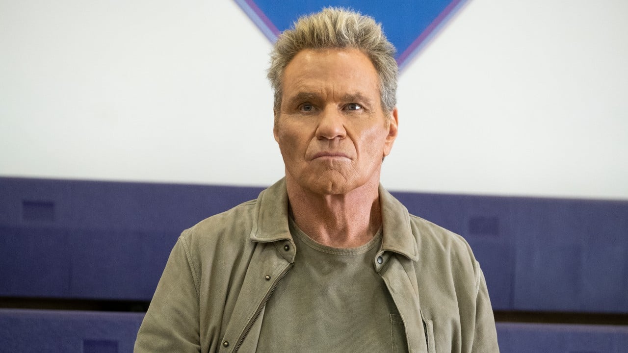Primo piano di Martin Kove in Cobra Kai