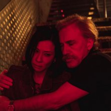 Old Guy: Lucy Liu e  Christoph Waltz in una scena del film