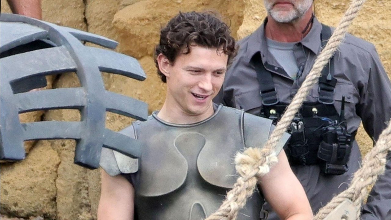 Tom Holland sul set di The Odyssey nei panni di Telemaco
