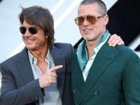 Brad Pitt e Tom Cruise, l'abbraccio tra le star di Intervista col vampiro alla première di F1