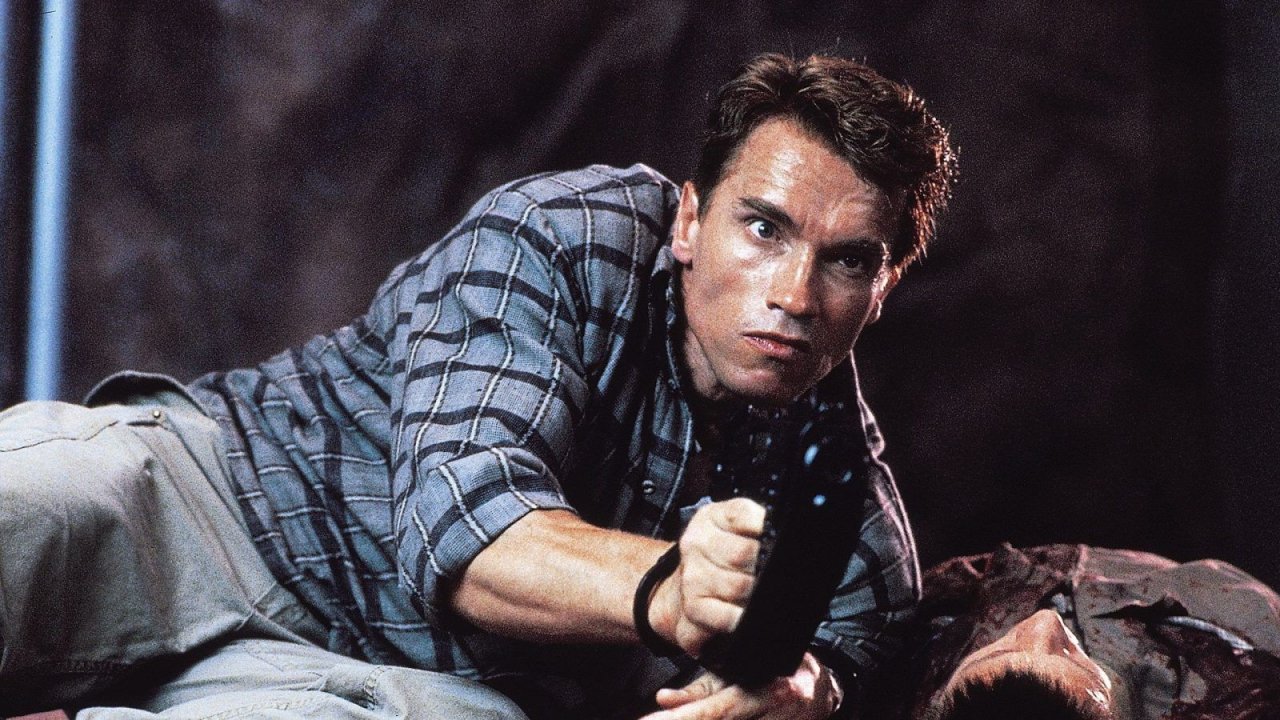 Arnold Schwarzenegger in una scena di Atto di Forza