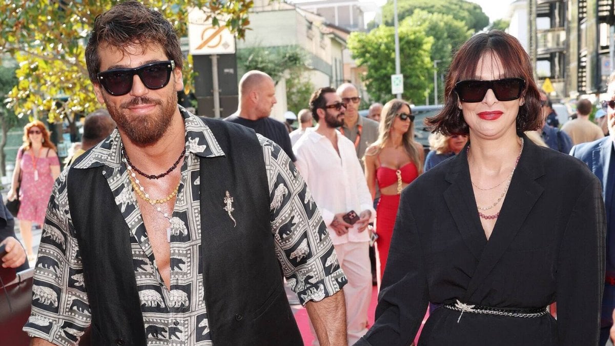 Can Yaman e il suo Sandokan accolti da un bagno di folla: le foto più belle del divo turco dall Can Yaman e il suo Sandokan accolti da un bagno di folla: le foto più belle del divo turco dall