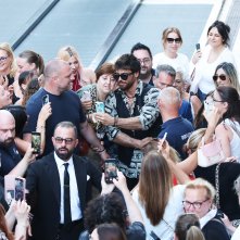 Can Yaman assediato dalle fan all'IGSF