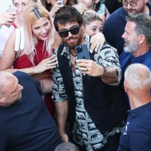 Selfie e sorrisi di Can Yaman con i fan accorsi all'IGSF