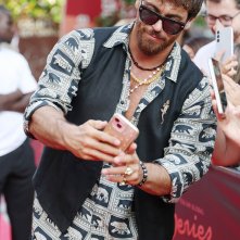 Can Yaman con le fan a Riccione