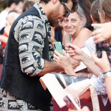 Can Yaman firma autografi all'IGSF