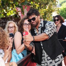 Can Yaman con una fan sul red carpet dell'Italian Global Series Festival