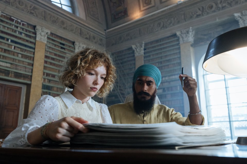 Estranei Giulia Fazzini Baljinder Singh Scena Serie Tv Rai