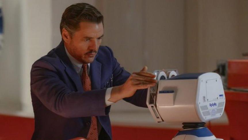 Pedro Pascal e il robot H.E.R.B.I.E.