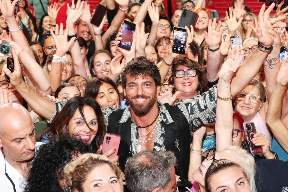 Sandokan Can Yaman Bagno Di Folla
