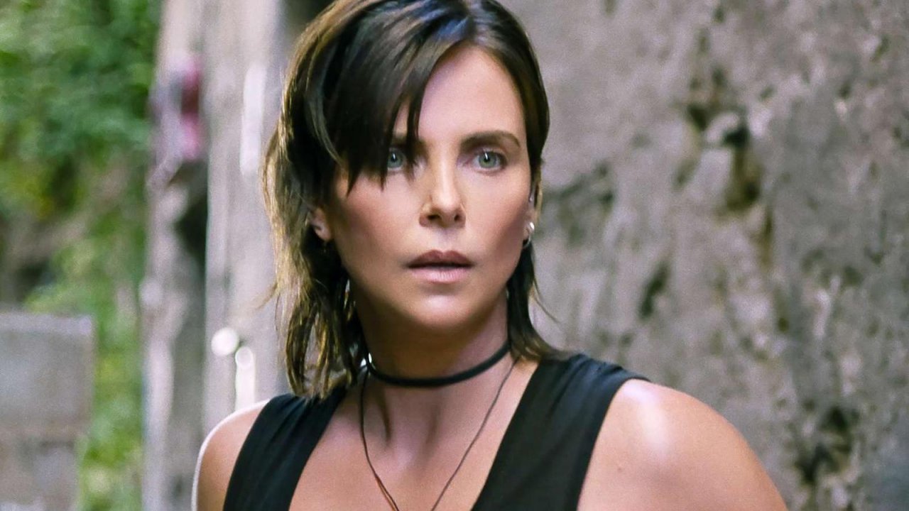 Charlize Theron sfoggia un taglio mullet