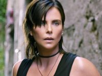 Charlize Theron: 'Il mio mullet in The Old Guard 2 ha fatto piangere a dirotto mia figlia'