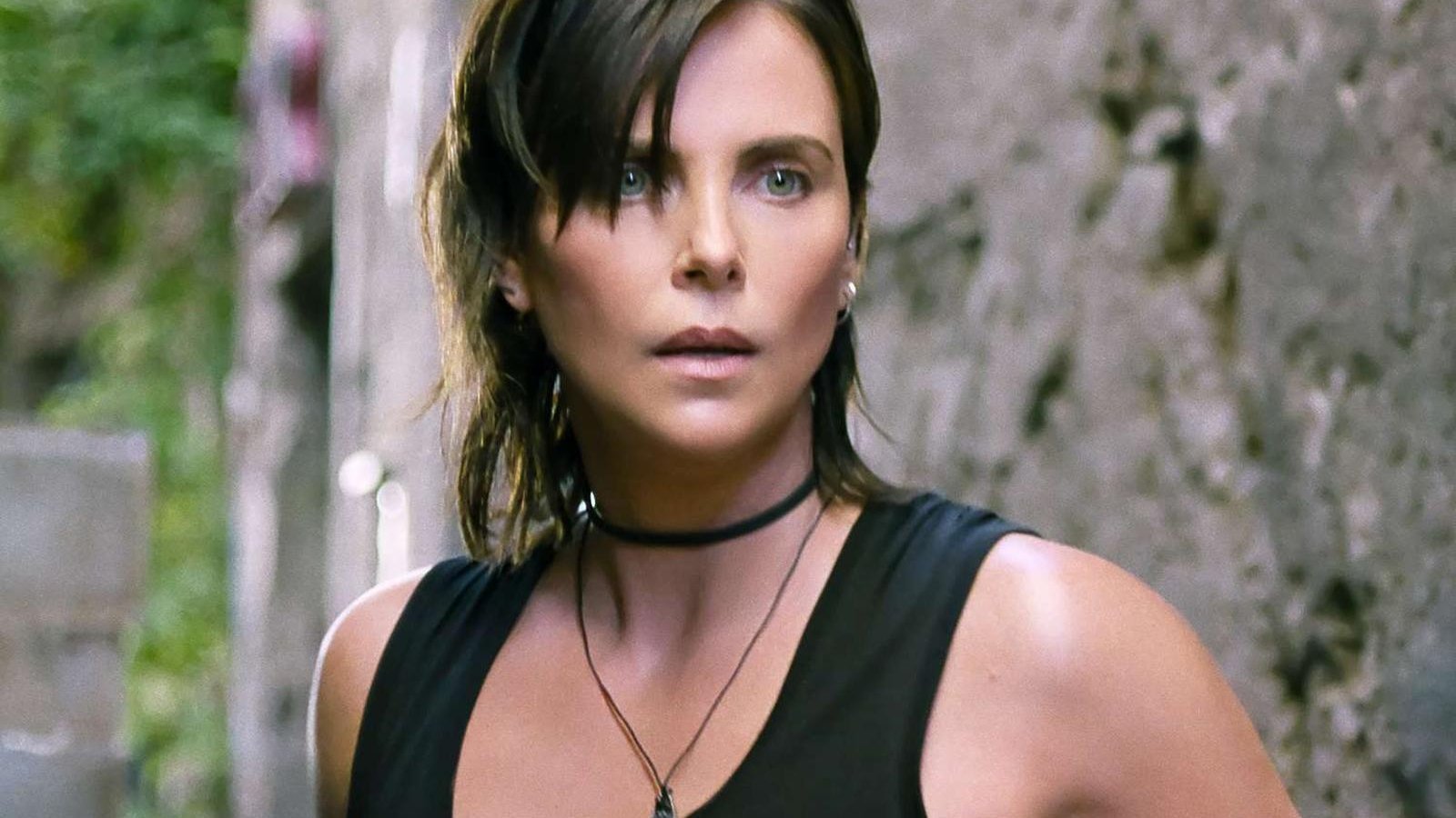 Charlize Theron in una scena di The Old Guard 2