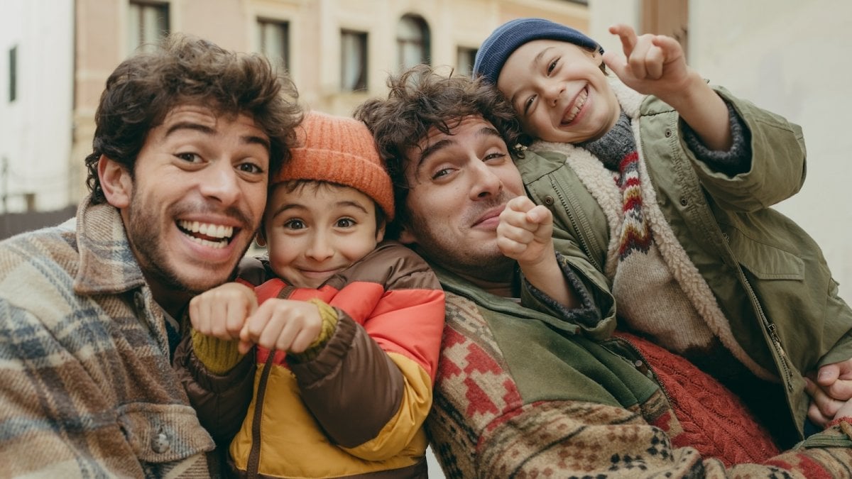 Come fratelli, parlano il regista e il cast: “Una storia tenera su due padri che formano una famiglia” Come fratelli, parlano il regista e il cast: “Una storia tenera su due padri che formano una famiglia”