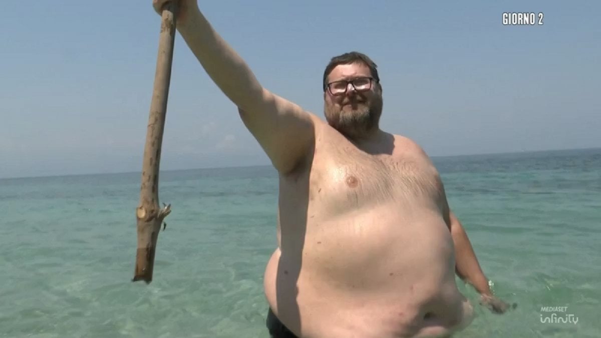 Isola dei Famosi, Mario Adinolfi fa piangere tutti: Omar singhiozza, Cristina Plevani si asciuga le lacrime Isola dei Famosi, Mario Adinolfi fa piangere tutti: Omar singhiozza, Cristina Plevani si asciuga le lacrime
