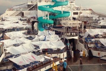 Una Scena Di Trainwreck Poop Cruise