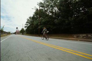 Bugonia - Teaser trailer del film di Yorgos Lanthimos con Emma Stone e Jesse Plemons