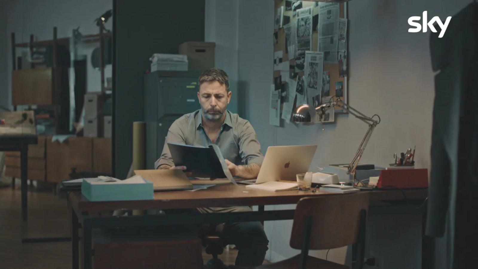 Pablo Trincia nella detective room allestita per la docu-serie Il cono d'ombra