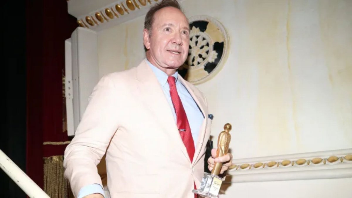 Kevin Spacey spunta a sorpresa nel palinsesto RAI: ecco cosa farà l Kevin Spacey spunta a sorpresa nel palinsesto RAI: ecco cosa farà l