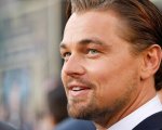 Leonardo DiCaprio, a Venezia per il matrimonio di Jeff Bezos, nasconde il volto ai fotografi
