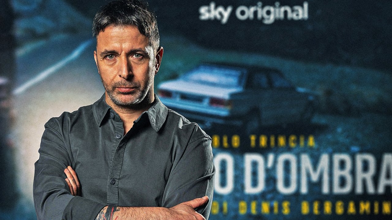 Pablo Trincia nella detective room allestita per la docu-serie Il cono d'ombra